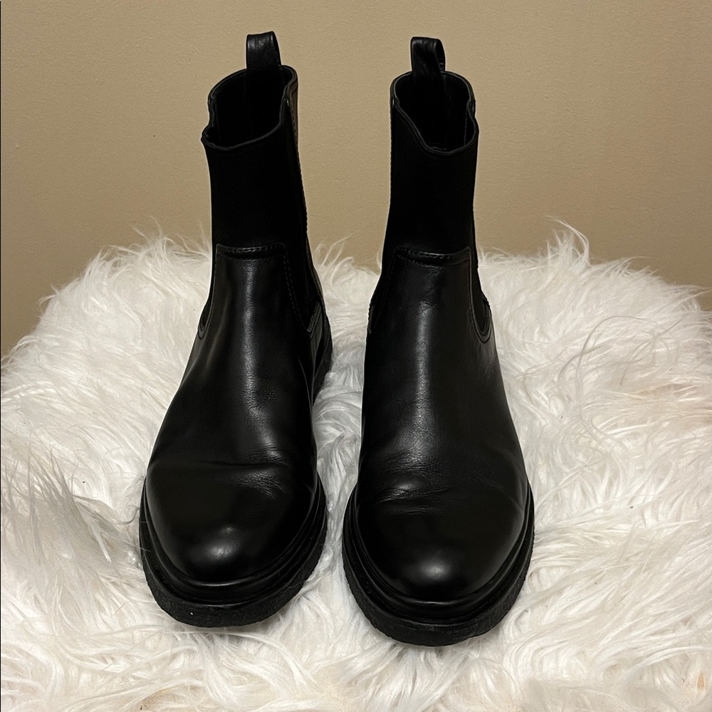 Vince Women’s Litton Chelsea Black Leather Ankle Boots. Size 9.5.